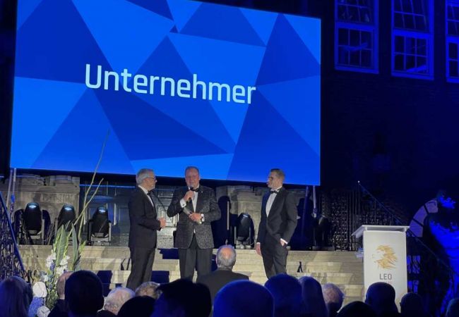 Francisco J. Bähr mit LEO Award ausgezeichnet