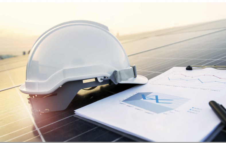 Bauhelm liegt auf Solarpanel