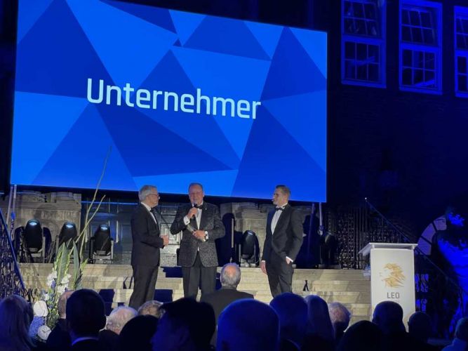 Francisco J. Bähr mit LEO Award ausgezeichnet